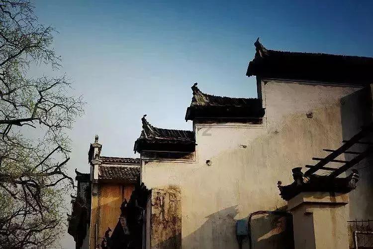 蓝色与黑色碰撞的拼接吊带裙，新颖时尚的感觉，你有没有心动呢？
